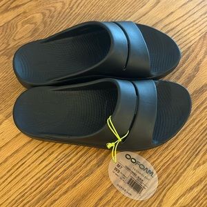 Black Oofos slides women size 9 men size 7 euro size 40